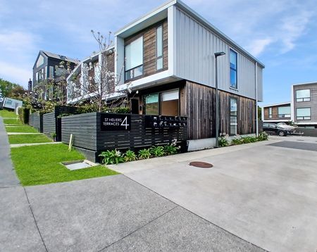 Stunning Three-Bedroom Townhouse at 2/4 Glen Atkinson, St Heliers – Act Fast! - Photo 2