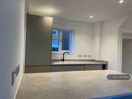 3 bedroom semi-detached house to rent - Photo 5
