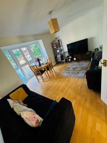 Room in a Shared Flat, Winnipeg Quay, M50 - Photo 3