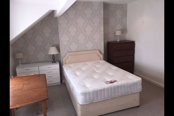 Room in a Shared Flat, Richmond Grove, M13 - Photo 1