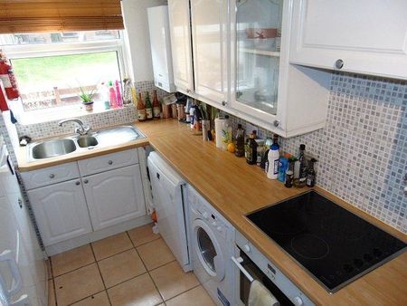 1 bedroom in a house share to rent - Photo 3