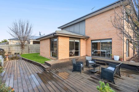 The Ultimate Family Home - Five Bedroom - Three Living - Photo 2