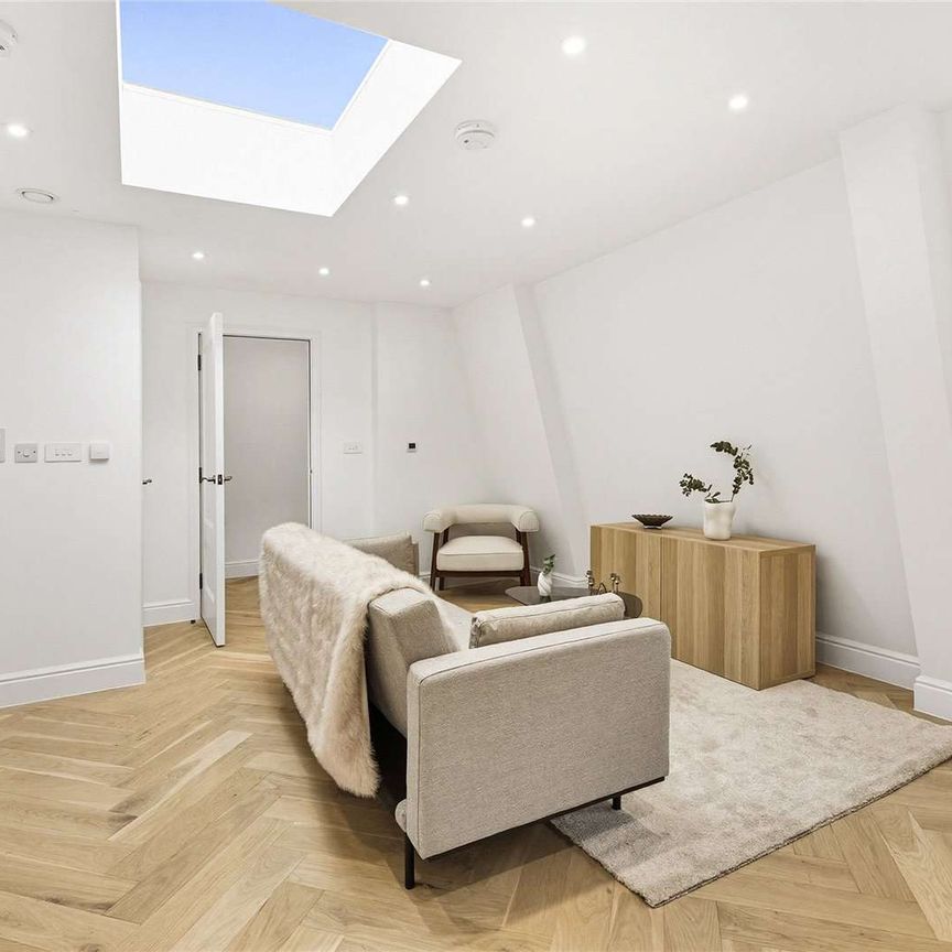 Remarkable new top floor 1 bedroom apartment, finished to an exacting standard throughout and beautifully furnished. - Photo 1