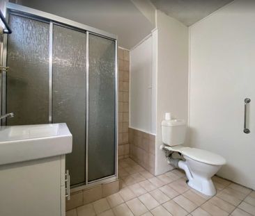 Minutes walk to Station & Shops!! - Photo 5