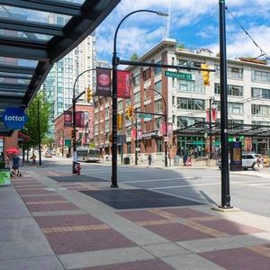 Furnished Spacious 2-Bedroom 2 Bath in Yaletown - Photo 2