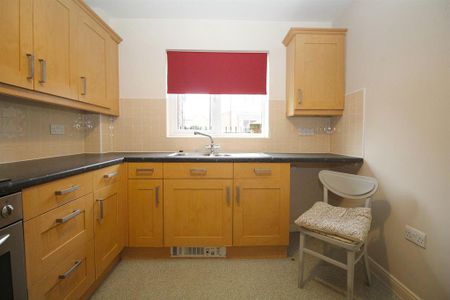 2 bedroom ground floor flat to rent - Photo 4