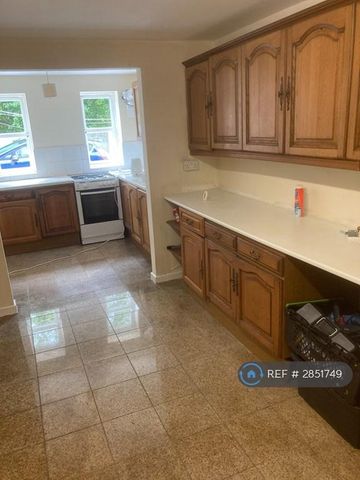 4 bedroom semi-detached house to rent - Photo 4