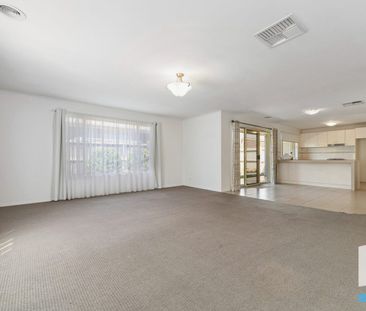 Beautifully Maintained Family Home - Photo 1