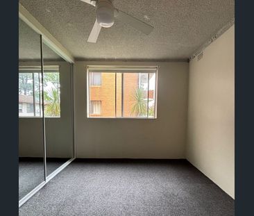 Modern 2-Bedroom Apartment for Rent – First St, Kingswood - Photo 2