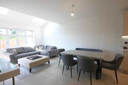 4 bedroom detached house to rent - Photo 2