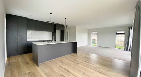 ROLLESTON - 3 BEDROOMS, 2 BATHROOMS, HEATPUMP, INTERNAL ACCESS DOUBLE GARAGE - Photo 4