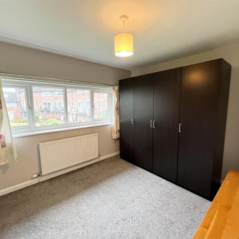 2 bedroom mews to rent - Photo 1