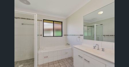 SPACIOUS FAMILY HOME IN A QUIET WOONGARRAH LOCATION - Photo 3