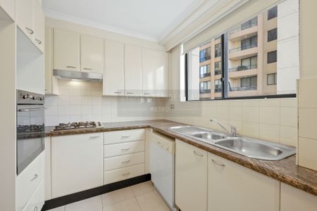 Huge One-Bedroom Apartment - Regis Towers - Photo 2