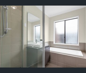 Open-spaced, light-filled living! - Photo 4