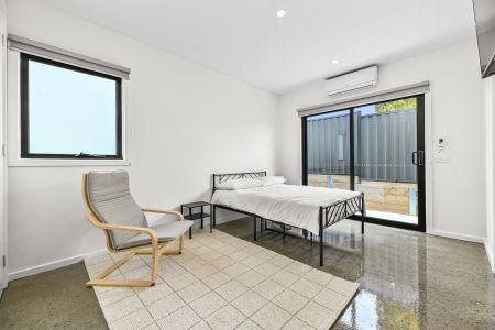Brand new fully furnished rooms with private courtyards – All bills included! - Photo 3