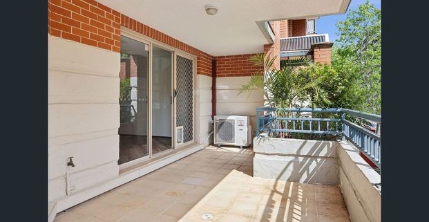 Sunny and Stylish - Photo 1