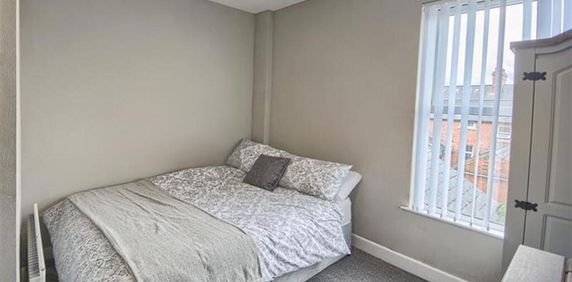 Room 6, 157 University Street, Belfast, BT7 1HR - Photo 2