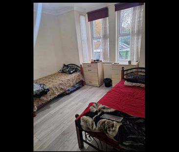 6 Bed Semi-Detached House, Buxton Road, E17 - Photo 1