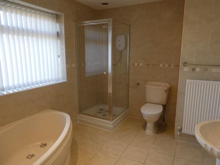 3 bedroom flat to rent - Photo 5