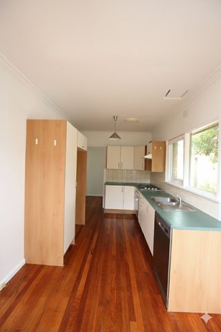 Family home in beautiful leafy street - Photo 5