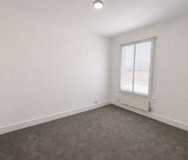 2 bedroom end of terrace house to rent - Photo 2