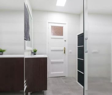 Room in a shared 7-bedroom apartment for rent in Trafalgar, perfect for women. - Photo 4