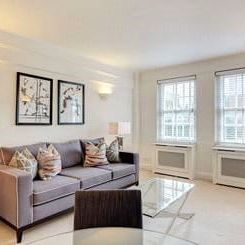 This spacious, third floor, two double bedroom apartment is located in the heart of Chelsea. The EPC rating is C. - Photo 1