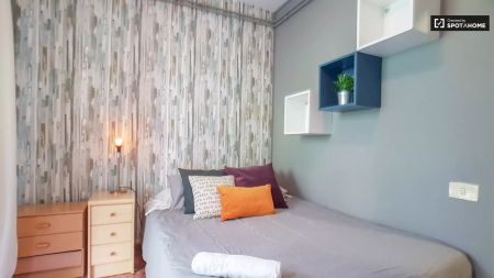 Room for rent in shared apartment near Eixample, Barcelona - Photo 4