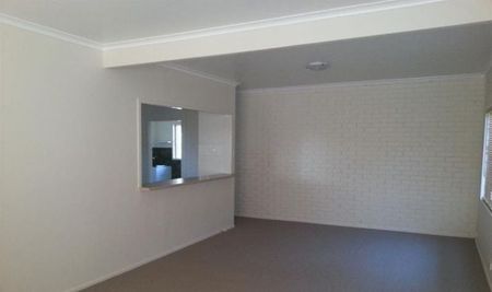 3-Bedroom Home with Spacious Backyard – 26 Askew St - Photo 2