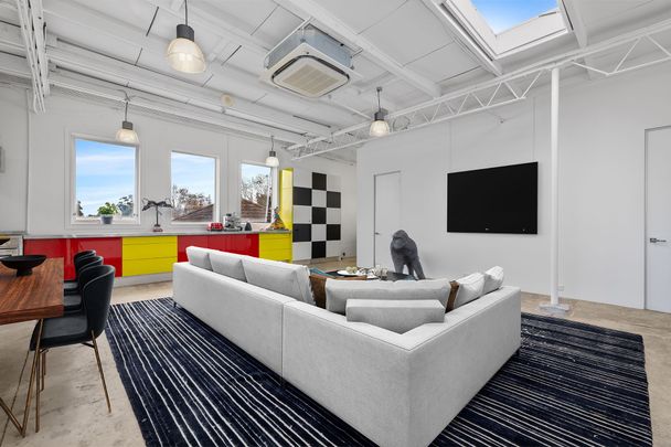 Shared Accomodation&colon; New York-Style Loft Living in the Heart of Neutral Bay - Photo 1