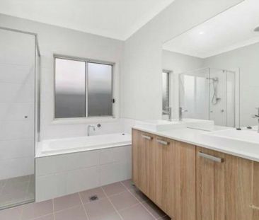 Stunning 4 Bedroom Home! - Photo 4