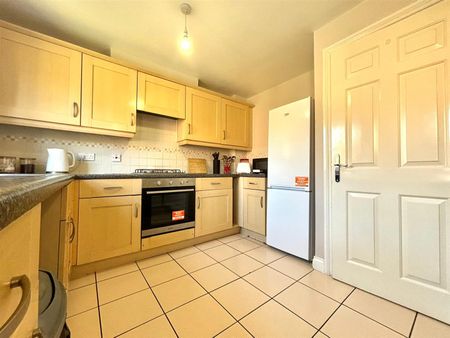 Arklay Close, Hillingdon, UB8 - Photo 2