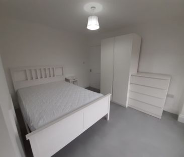 This fully furnished double bedroom is available in a three-person ... - Photo 1