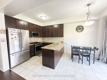 Condo Townhouse For Lease | E9233655 - Photo 2