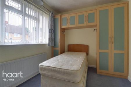 3 bedroom semi-detached house to rent - Photo 3