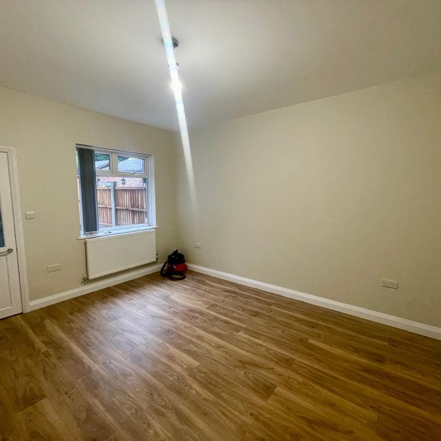 Spacious 2-bed mid-terrace on Warner Street, Derby. Two reception rooms, fitted kitchen, first-floor bathroom. uPVC double glazing, gas heating, landscaped rear garden & on-street parking. Close to city centre, schools & transport links. Available now, unfurnished, family friendly. - Photo 1