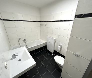 Charmante 2-Raum-Dachgeschosswohnung mit Balkon und Stellplatz ! - Photo 1