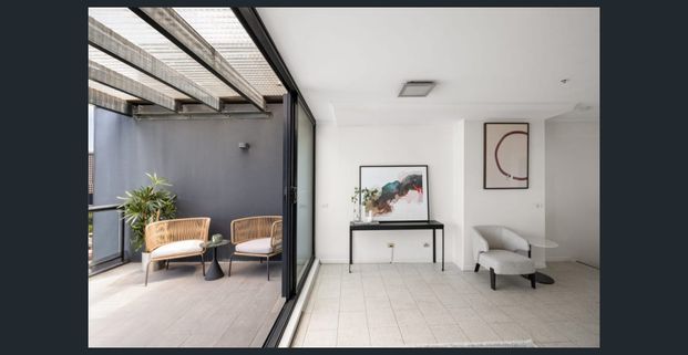 Inner-City Sub-Penthouse with Sweeping District Views - Photo 1