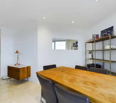 3 Bed Flat, Boardwalk Place, E14 - Photo 5