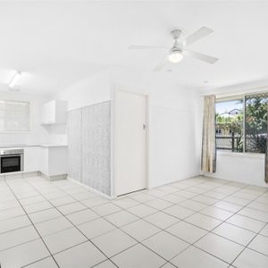 Gold Coast Broadwater Lifestyle at Its Best! - Photo 3