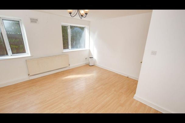 2 Bed Flat, Redmires Court, M5 - Photo 1