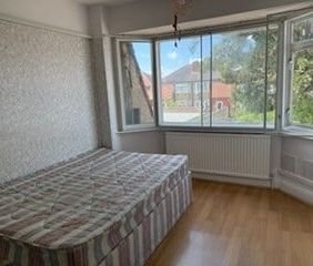3 Bed Terraced House, Ellerdine Road, TW3 - Photo 2