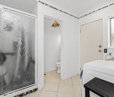 Bright & Airy 3-Bedroom Home – Walk to the Broadwater and Local Ame... - Photo 3