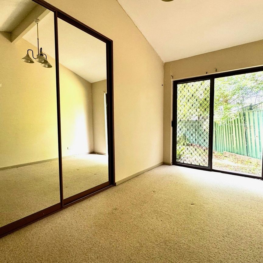 Six bedroom house with backyard and garage - Photo 1