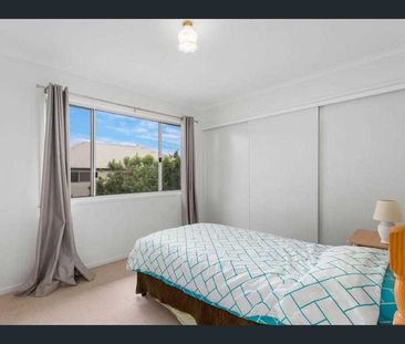 Spacious Two Bedroom Unit in Great Location! - Photo 5