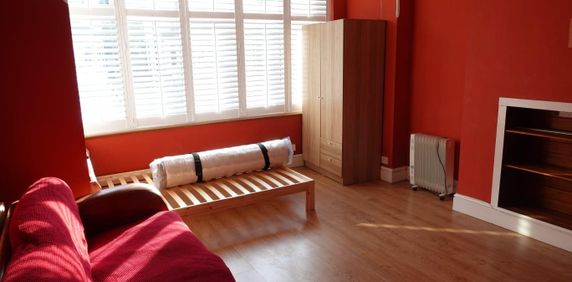 Room in a Shared House, Blenheim Avenue, IG2 - Photo 2