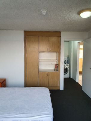 Southport Broadwater renovated unit with uninterrupted water views! - Photo 1