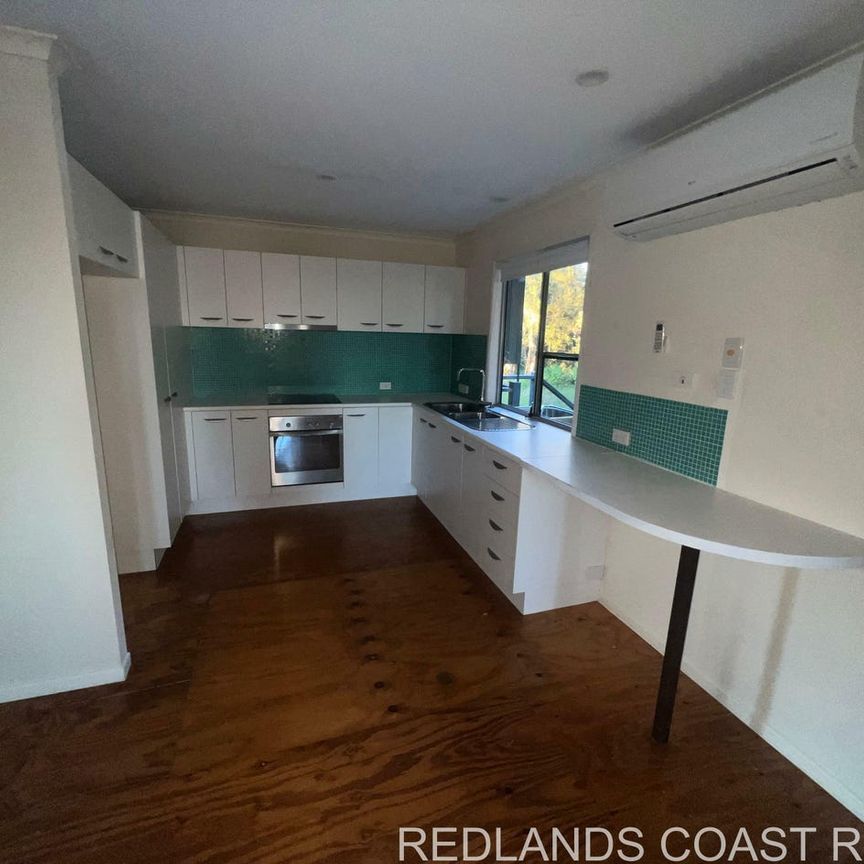 Lovely three bedroom townhouse with a leafy outlook - Photo 1