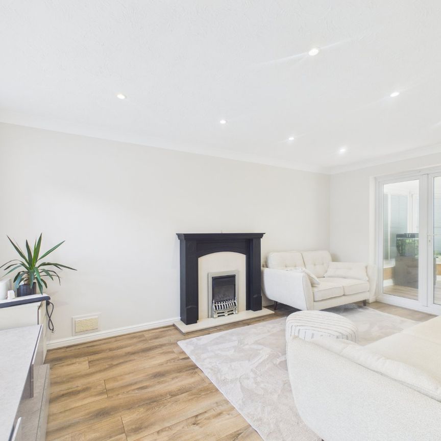 3 bedroom House in Babbage Way, Bracknell - Photo 1